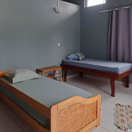 Hostel Laure Hebergement Loue Des Lits En Dortoir Faaa Exterior foto